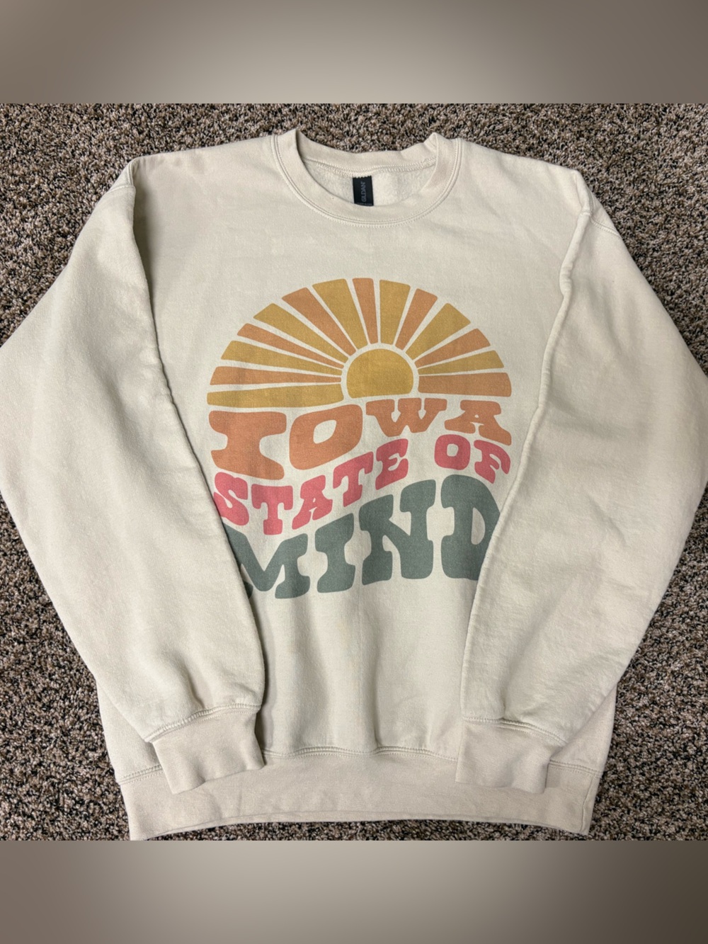 Gildan Cream Sweatshirt with Retro 'Iowa State of Mind' Sun Graphic